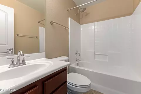 Bath - 2709 W Pecan Rd, Phoenix, AZ 85041 photo 3 of 4