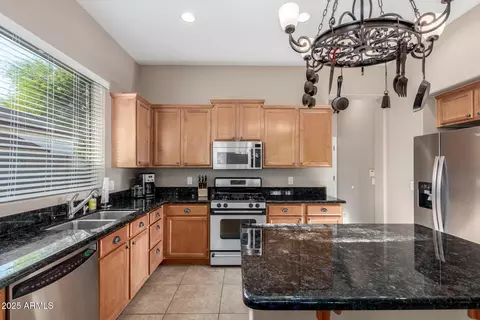 Kitchen - 6757 S Seneca Way, Gilbert, AZ 85298 photo 4 of 5