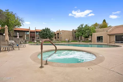 Exterior - 5525 E Thomas Rd #M11, Phoenix, AZ 85018 photo 7 of 11