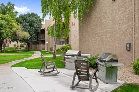 Exterior - 5525 E Thomas Rd #M11, Phoenix, AZ 85018 photo 5 of 11