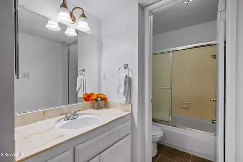 Bath - 5525 E Thomas Rd #M11, Phoenix, AZ 85018 photo 1 of 2
