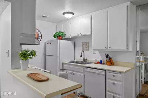 Kitchen - 5525 E Thomas Rd #M11, Phoenix, AZ 85018 photo 2 of 4