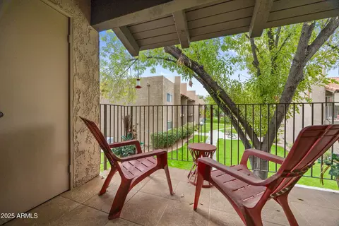 Exterior - 5525 E Thomas Rd #M11, Phoenix, AZ 85018 photo 3 of 11