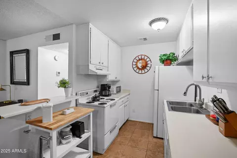 Kitchen - 5525 E Thomas Rd #M11, Phoenix, AZ 85018 photo 1 of 4