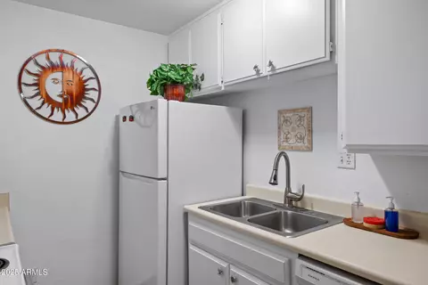 Kitchen - 5525 E Thomas Rd #M11, Phoenix, AZ 85018 photo 3 of 4