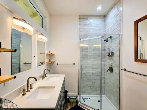 Bath - 513 C Bailey Hl, Bisbee, AZ 85603 photo 1 of 5