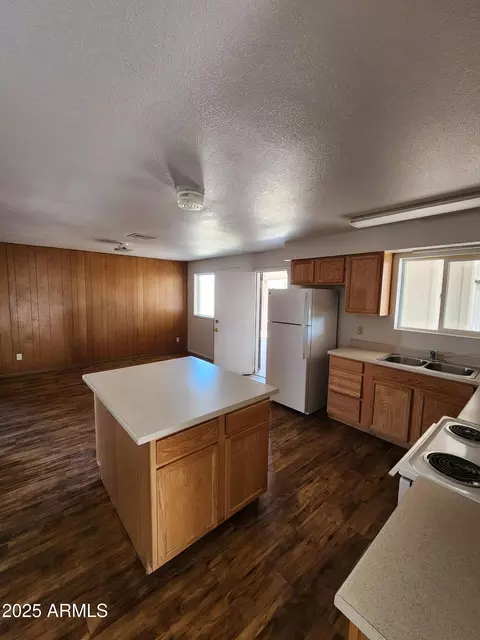 Kitchen - 3636 W Echo Ln, Phoenix, AZ 85051 photo 2 of 2