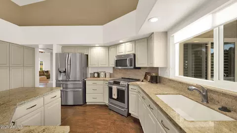 Kitchen - 2545 E Cathedral Rock Dr, Phoenix, AZ 85048 photo 5 of 5