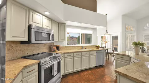 Kitchen - 2545 E Cathedral Rock Dr, Phoenix, AZ 85048 photo 4 of 5