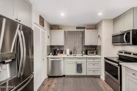 Kitchen - 434 E Carson Dr, Tempe, AZ 85282 photo 4 of 6