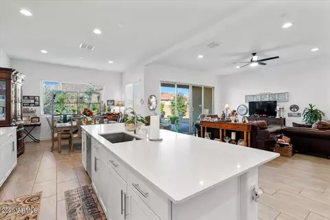 Kitchen - 2264 E Isaiah Ave, Gilbert, AZ 85298 photo 4 of 5