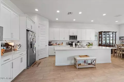 Kitchen - 2264 E Isaiah Ave, Gilbert, AZ 85298 photo 2 of 5