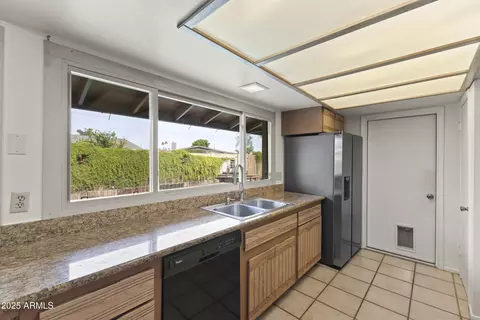 Kitchen - 2528 E Geneva Dr, Tempe, AZ 85282 photo 2 of 3
