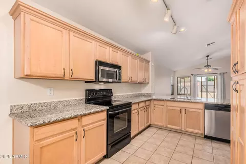 6727 S 35th Dr, Phoenix, AZ 85041 photo 9