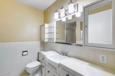 Bath - 146 E Coronado Rd #40, Phoenix, AZ 85004 photo 1 of 4