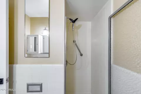 Bath - 146 E Coronado Rd #40, Phoenix, AZ 85004 photo 2 of 4