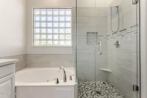 Bath - 2432 E Darrel Rd, Phoenix, AZ 85042 photo 2 of 4
