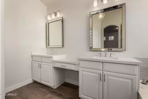 Bath - 2432 E Darrel Rd, Phoenix, AZ 85042 photo 1 of 4