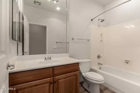 Bath - 2432 E Darrel Rd, Phoenix, AZ 85042 photo 3 of 4