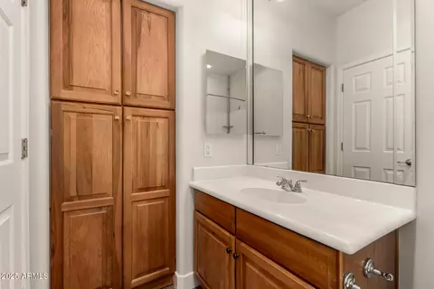 Bath - 2432 E Darrel Rd, Phoenix, AZ 85042 photo 4 of 4