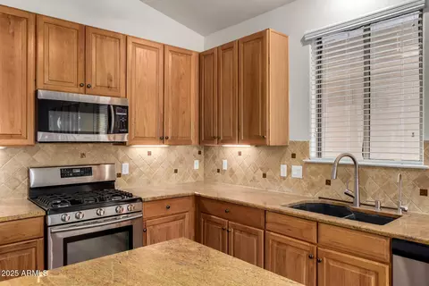 Kitchen - 2432 E Darrel Rd, Phoenix, AZ 85042 photo 4 of 4
