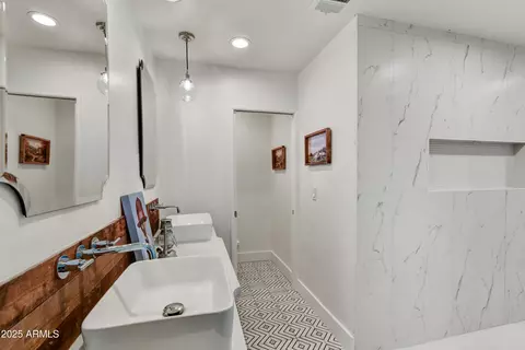 Bath - 1735 W Mitchell Dr, Phoenix, AZ 85015 photo 1 of 3