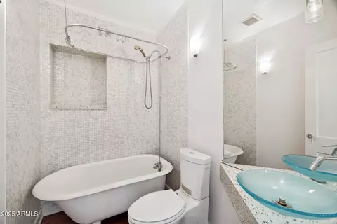 Bath - 1614 E Roma Ave, Phoenix, AZ 85016 photo 3 of 5