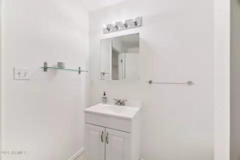 Bath - 1614 E Roma Ave, Phoenix, AZ 85016 photo 5 of 5