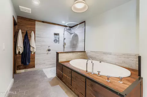 Bath - 2548 E Turney Ave, Phoenix, AZ 85016 photo 1 of 2