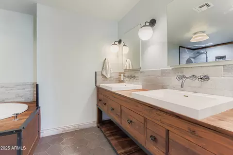Bath - 2548 E Turney Ave, Phoenix, AZ 85016 photo 2 of 2