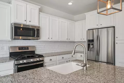 Kitchen - 10439 E Naranja Ave, Mesa, AZ 85209 photo 4 of 7