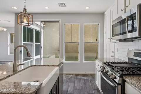 Kitchen - 10439 E Naranja Ave, Mesa, AZ 85209 photo 6 of 7