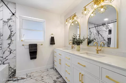 Bath - 4015 E Catalina Dr, Phoenix, AZ 85018 photo 1 of 3
