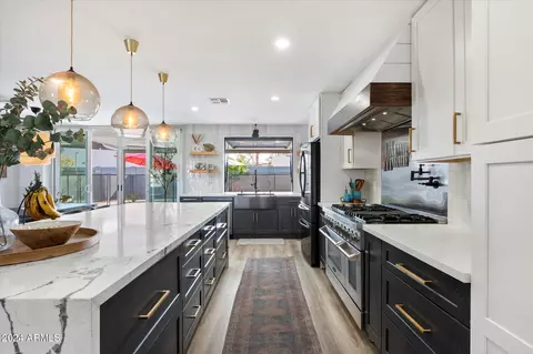 Kitchen - 4015 E Catalina Dr, Phoenix, AZ 85018 photo 3 of 4