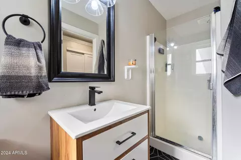Bath - 4015 E Catalina Dr, Phoenix, AZ 85018 photo 2 of 3