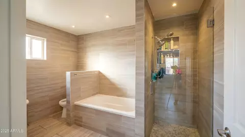 Bath - 945 E Missouri Ave, Phoenix, AZ 85014 photo 1 of 3