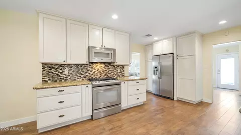 Kitchen - 945 E Missouri Ave, Phoenix, AZ 85014 photo 2 of 2