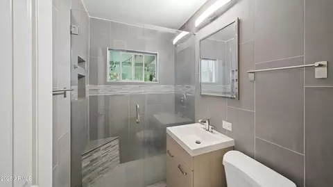 Bath - 945 E Missouri Ave, Phoenix, AZ 85014 photo 3 of 3
