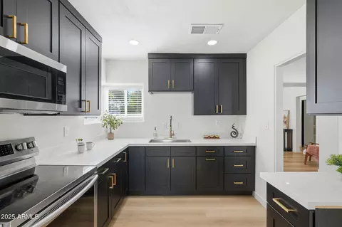Kitchen - 1430 E Diamond St, Phoenix, AZ 85006 photo 2 of 2