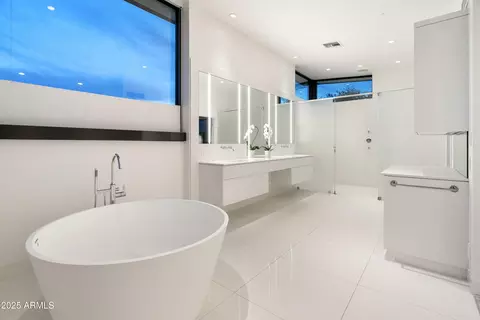 Bath - 4218 E Palo Verde Dr, Phoenix, AZ 85018 photo 2 of 7