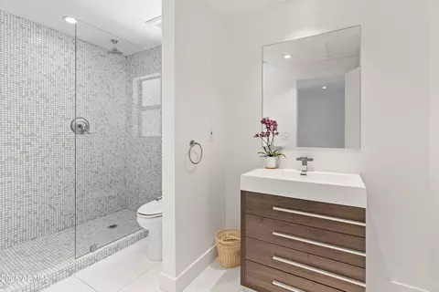 Bath - 4218 E Palo Verde Dr, Phoenix, AZ 85018 photo 4 of 7
