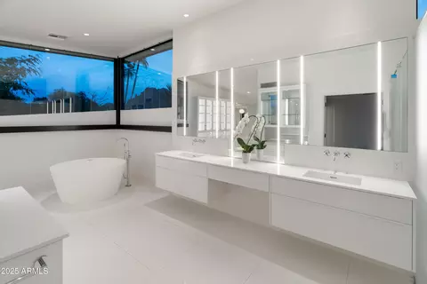 Bath - 4218 E Palo Verde Dr, Phoenix, AZ 85018 photo 1 of 7