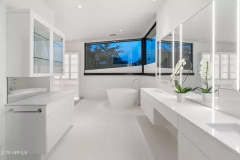 Bath - 4218 E Palo Verde Dr, Phoenix, AZ 85018 photo 3 of 7