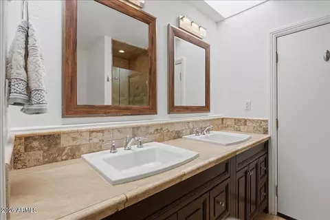Bath - 2837 E North Ln, Phoenix, AZ 85028 photo 3 of 5