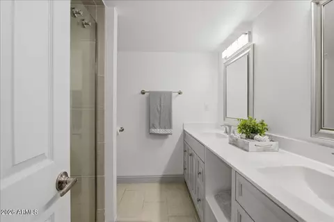 Bath - 2837 E North Ln, Phoenix, AZ 85028 photo 1 of 5