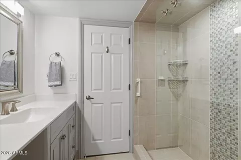 Bath - 2837 E North Ln, Phoenix, AZ 85028 photo 2 of 5
