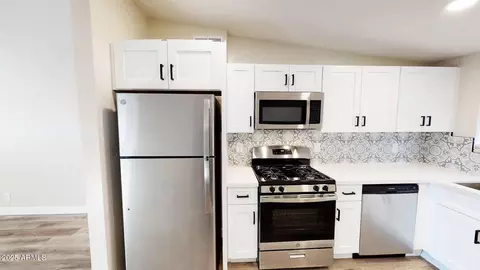 Kitchen - 1011 E Amelia Ave, Phoenix, AZ 85014 photo 2 of 3