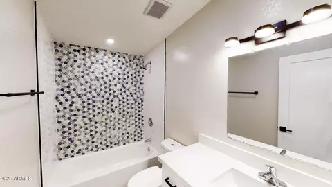 Bath - 1011 E Amelia Ave, Phoenix, AZ 85014 photo 1 of 2