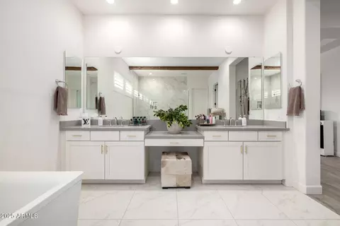 Bath - 6624 S Las Setas St, Gilbert, AZ 85298 photo 3 of 8