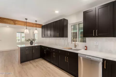Kitchen - 385 E Clarendon Ave, Phoenix, AZ 85012 photo 3 of 3